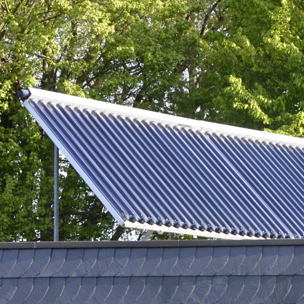 Solarthermie - nutzen Sie Sonnenkollektoren um die Warmwasseraufbereitung mit 100% Solarer Energie zu realisieren - auch für den Heizungskreislauf